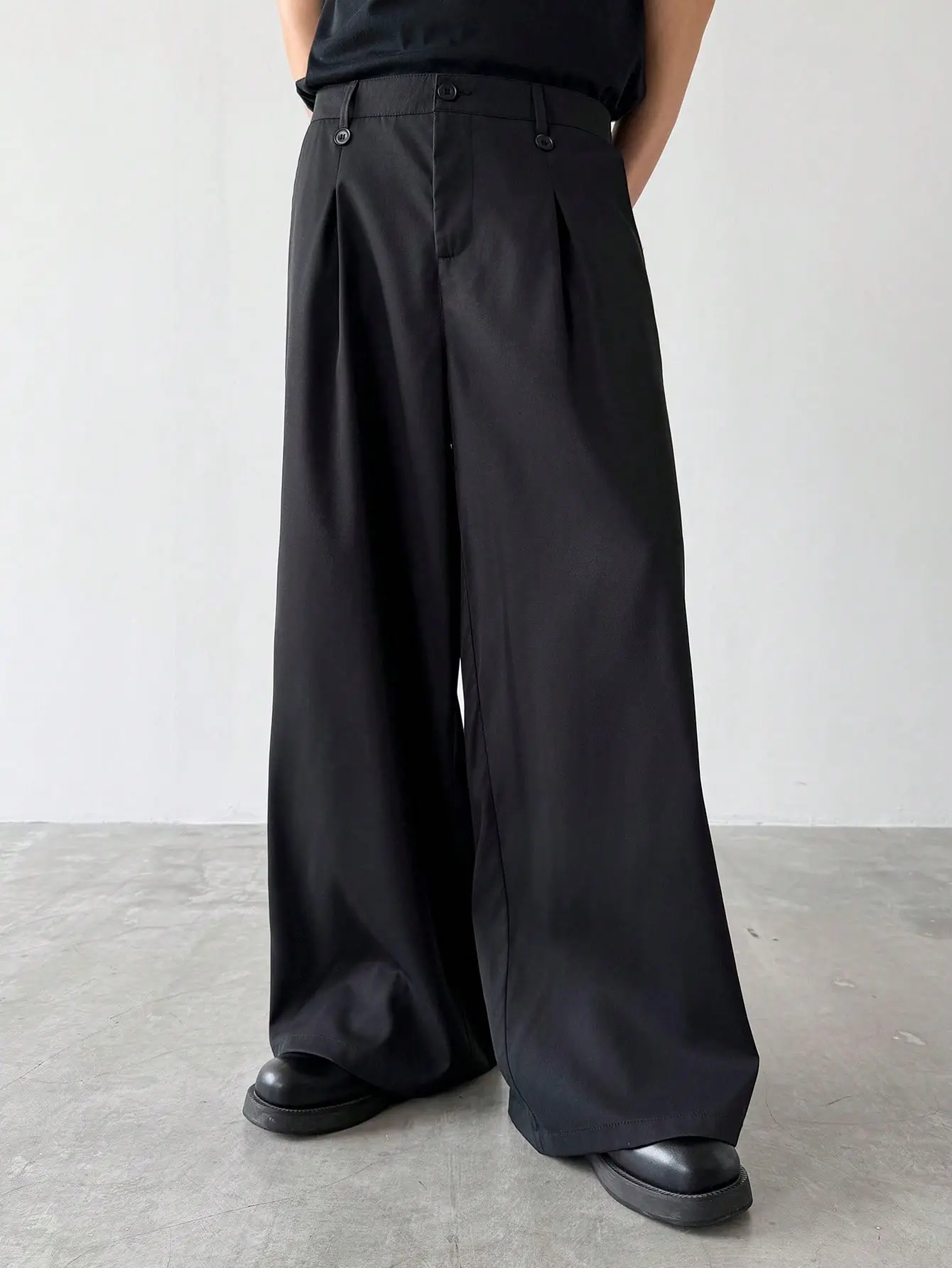 Relaxed-Fit Drapey Wide-Leg Pants with Tailored Waist Details – A Contemporary Fashion Essential