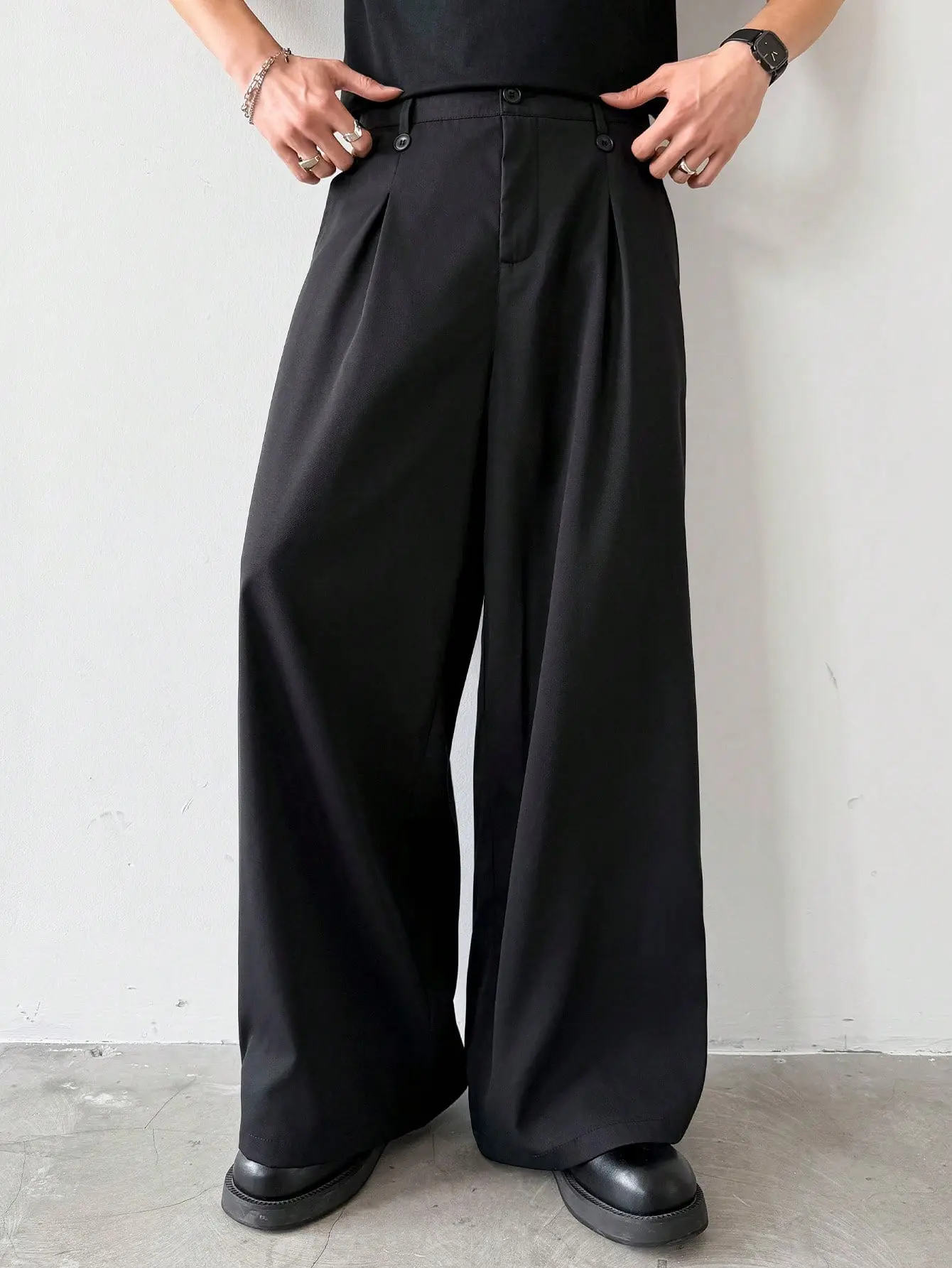 Relaxed-Fit Drapey Wide-Leg Pants with Tailored Waist Details – A Contemporary Fashion Essential