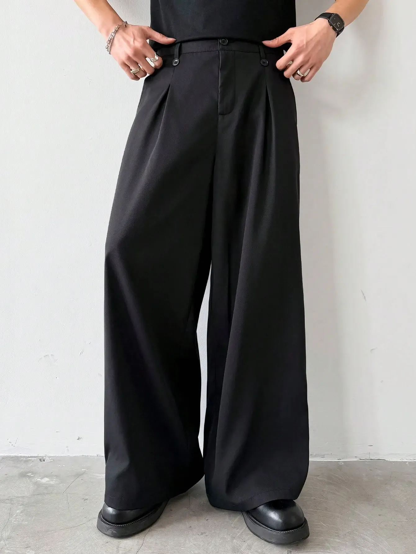 Relaxed-Fit Drapey Wide-Leg Pants with Tailored Waist Details – A Contemporary Fashion Essential