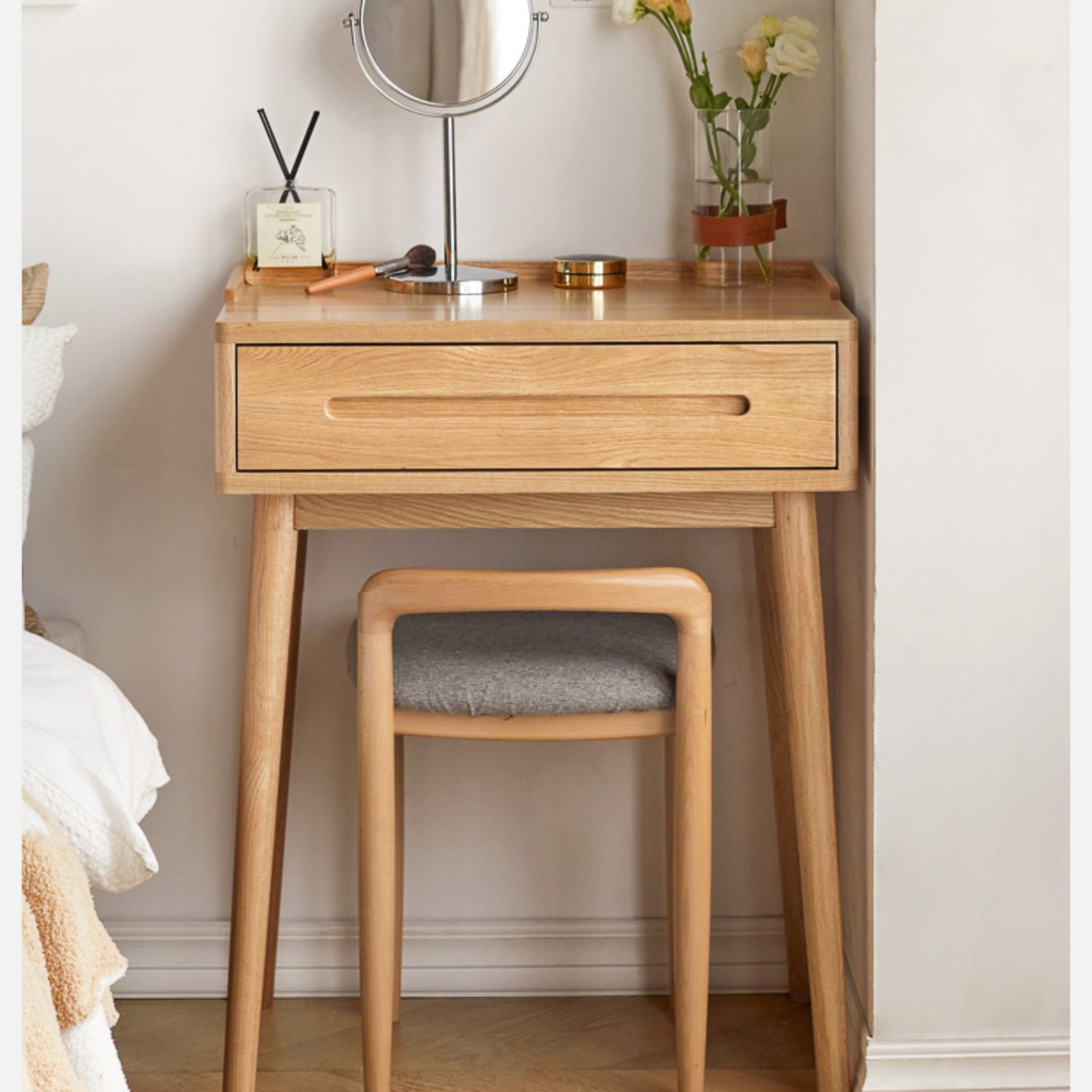 小淘家实木梳妆台北欧小户型化妆桌书桌一体现代简约橡木化妆台