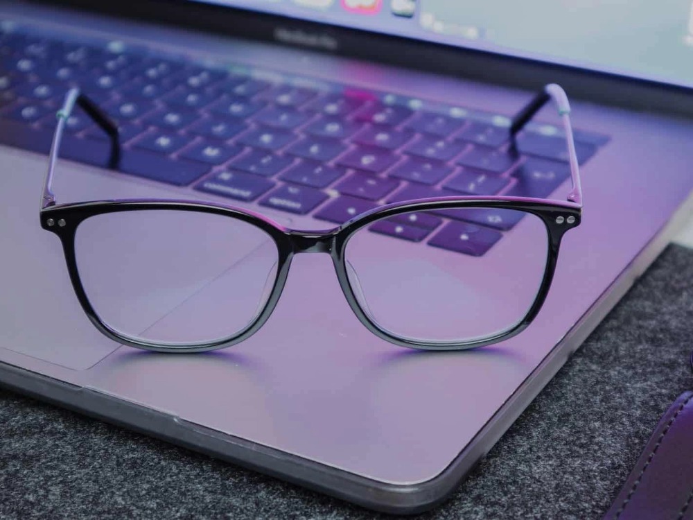Blue light filtering vs. standard lenses - what's the difference?