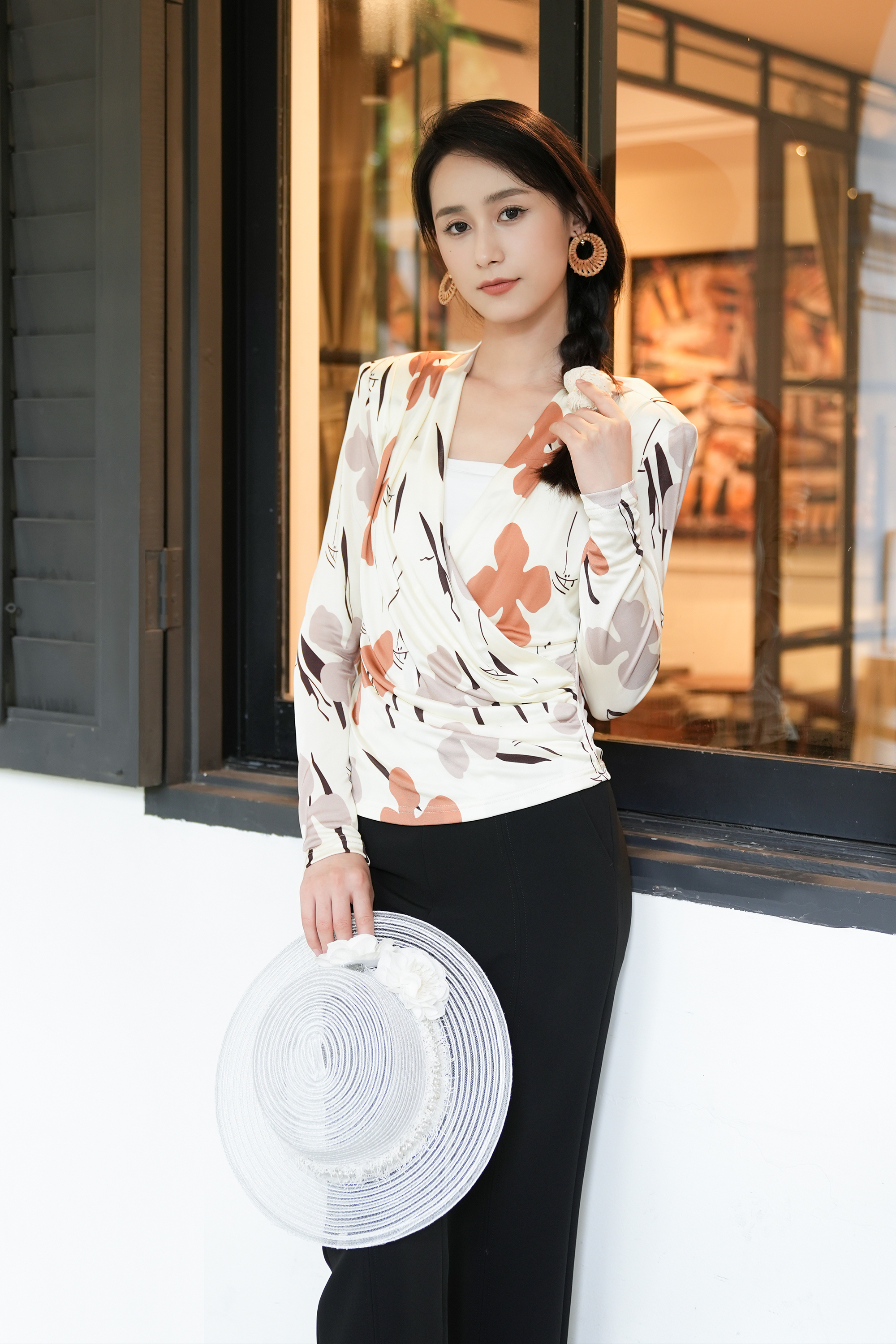 BESIONIA Printed V-neck shirt
