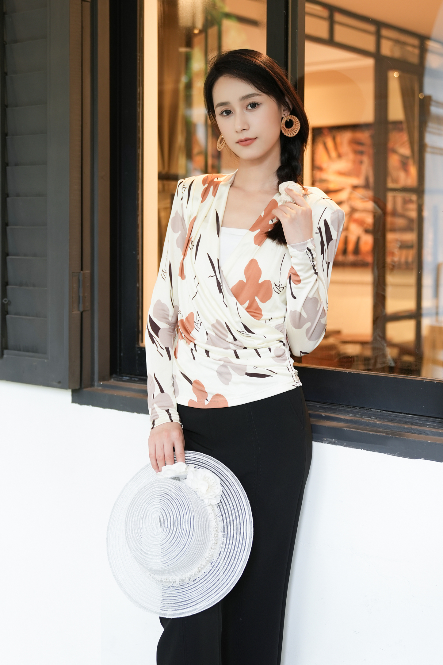 BESIONIA Printed V-neck shirt