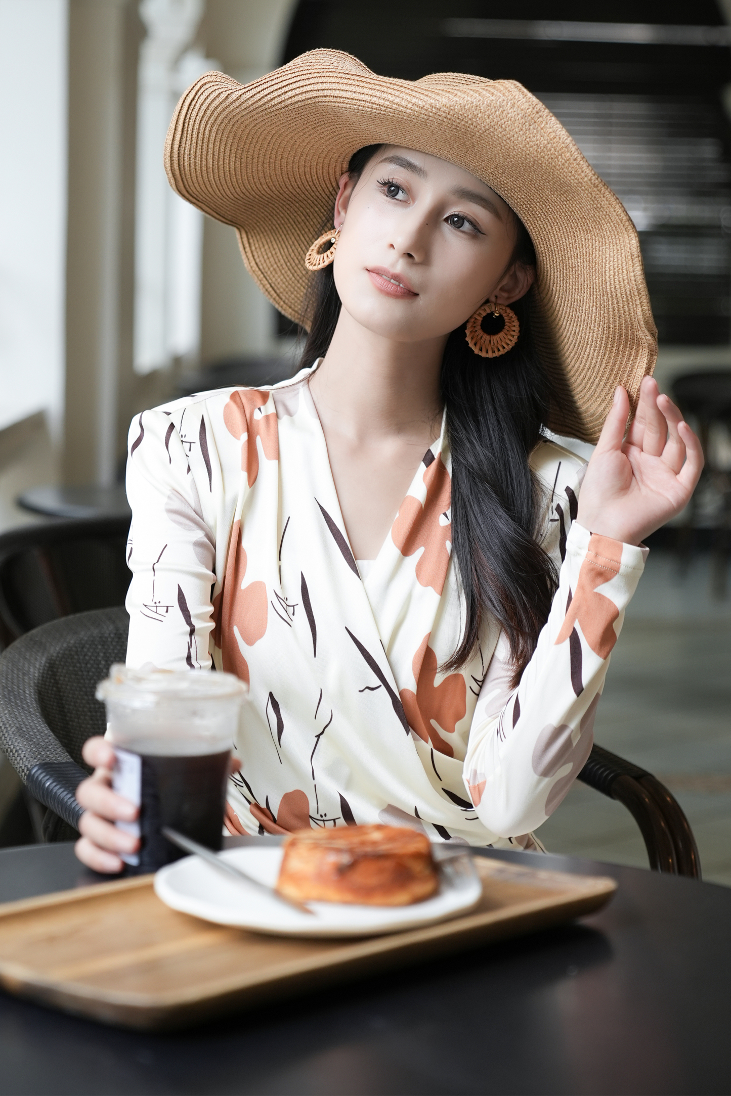 BESIONIA Printed V-neck shirt