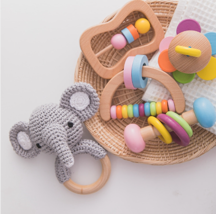 Newly Designed Educational Montessori Rattle Toy Wooden Baby Gift Box Crochet Animal Color Rattle