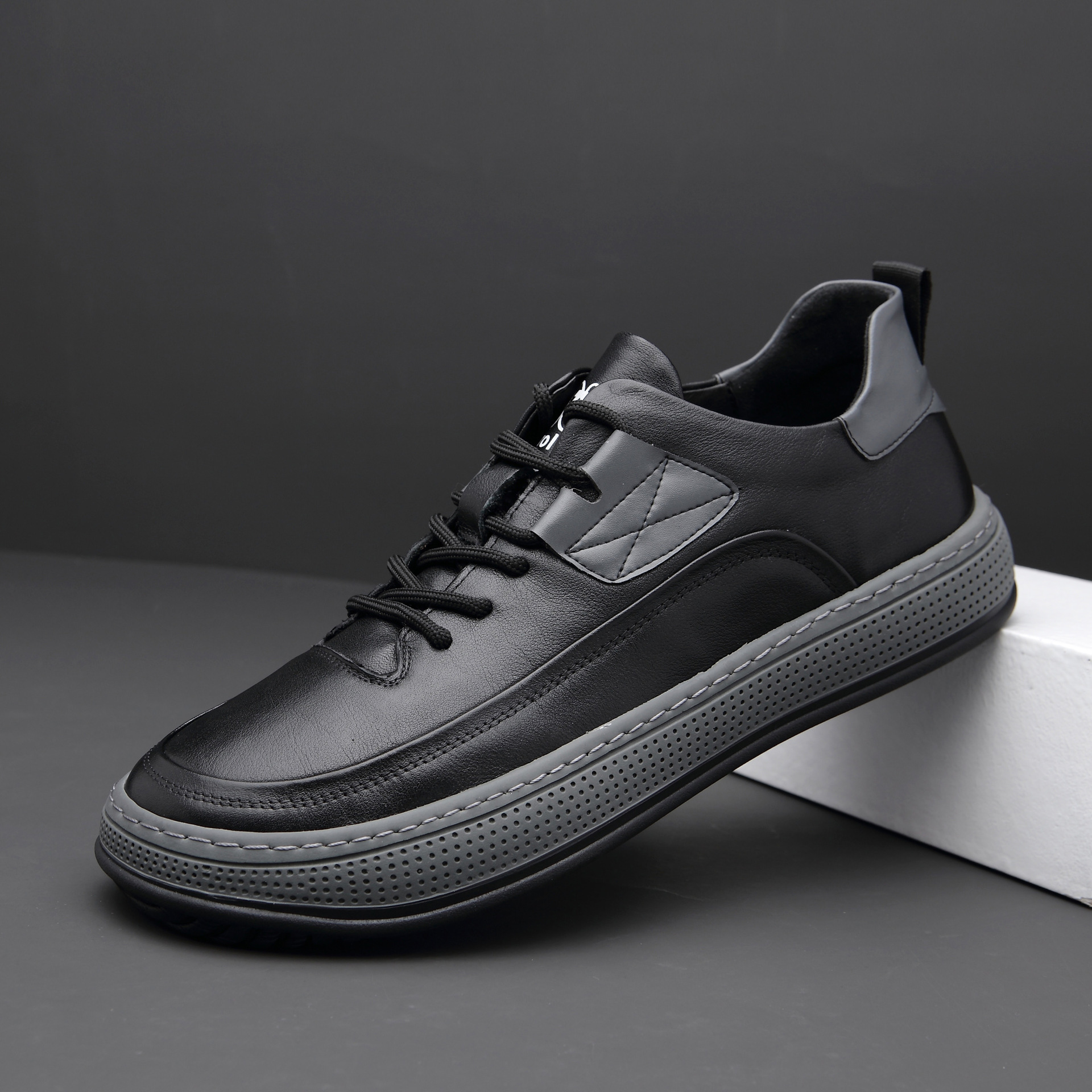 Descuento de mitad de precio por tiempo limitado hoy. Zapatos casuales de cuero para hombre, súper absorción de impactos, sin fatiga para caminar largas distancias.