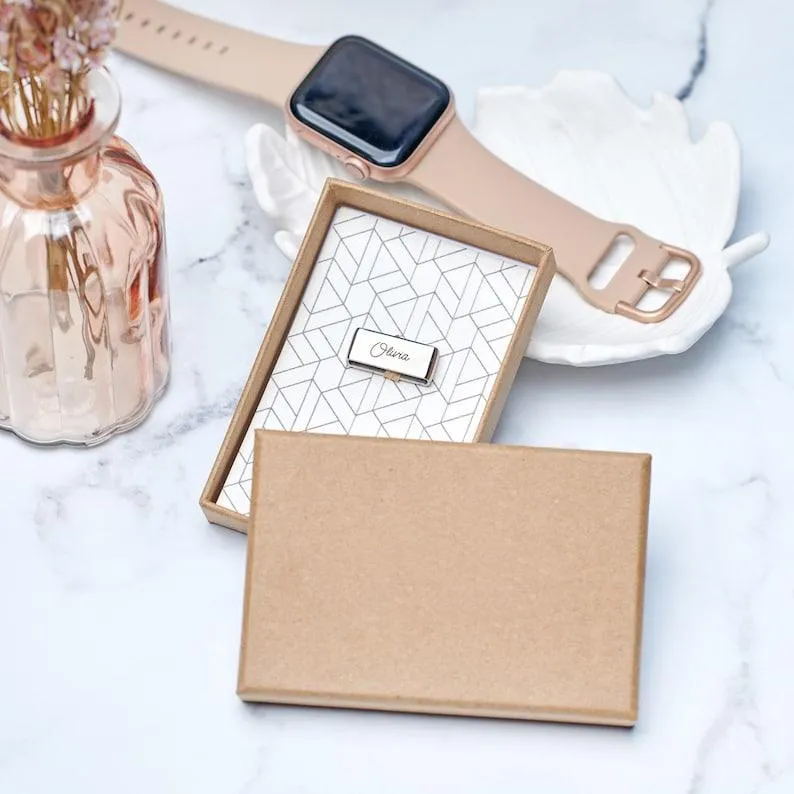 Personalizowany Zawieszka Do Zegarka Apple Watch Z Imieniem – Spersonalizowany Dodatek Do Paska, Grawerowana Biżuteria, Prezent Dla Nastolatka, Luksusowy Zawieszka Ze Stali Nierdzewnej, Wypełniacz Skarpet - MyCustomBrickFigures