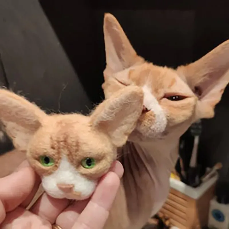 Custom Handmade Needle Felted Cat Brooch in Natural Wool, Cute Felt Pet Pin, Ideal Gift for Birthdays