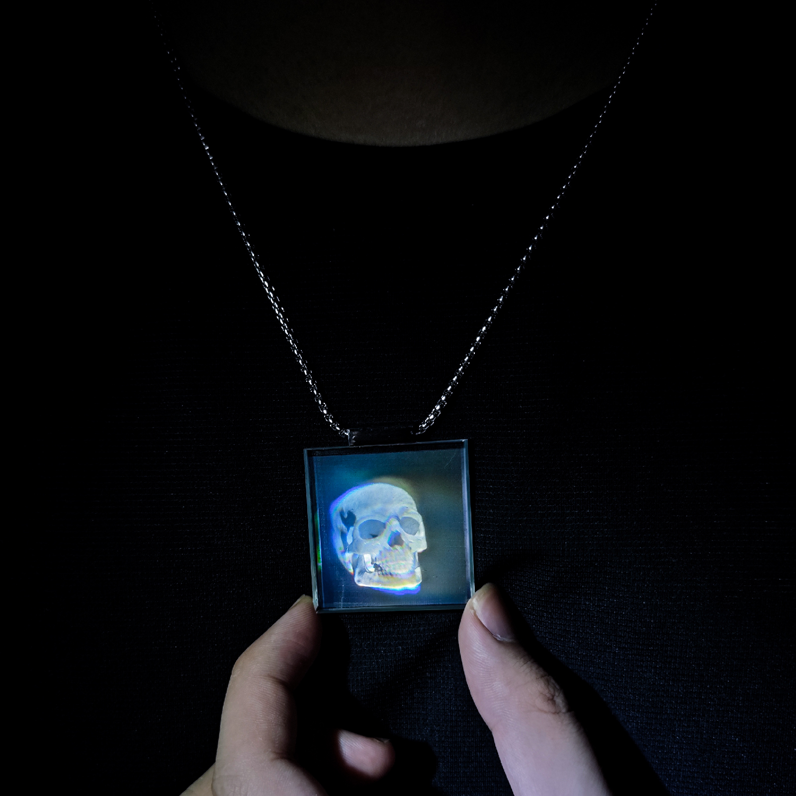 Holographic Skull Necklace Naked-Eye 3D Skull Necklace Creative Pendant Necklace Artistic Collectible Tech-Inspired Gift for Him