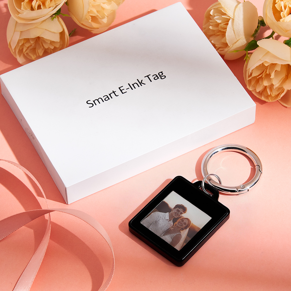 [PRESALE. Ships on January 25] E-Ink Tag Colorful Screen Smart Tracker Keychain – Changeable Photo Display, Anti-Lost Locator with E-Ink Screen