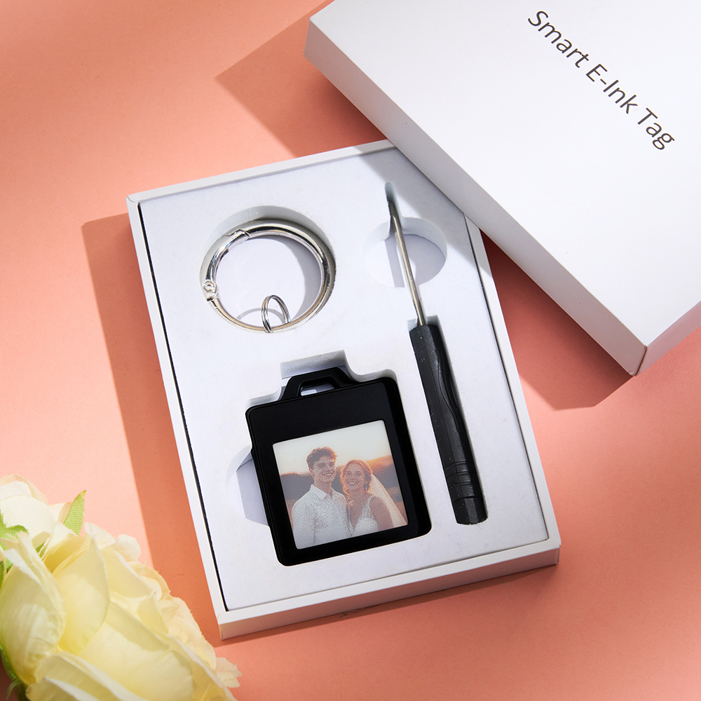 [PRESALE. Ships on January 25] E-Ink Tag Colorful Screen Smart Tracker Keychain – Changeable Photo Display, Anti-Lost Locator with E-Ink Screen
