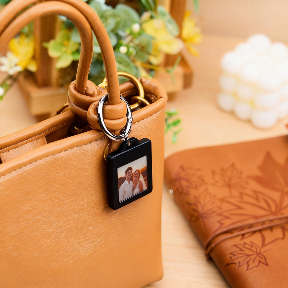 [PRESALE. Ships on January 25] E-Ink Tag Colorful Screen Smart Tracker Keychain – Changeable Photo Display, Anti-Lost Locator with E-Ink Screen