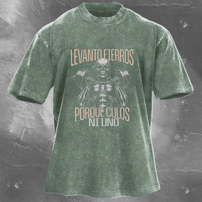 LEVANTO FIERROS PORQUE CULOS NI UNO  Men's Washed T-shirt