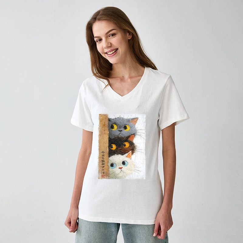 Tokyo-Tiger Three Cute Cats Watch You V-Neck Classic T-Shirt