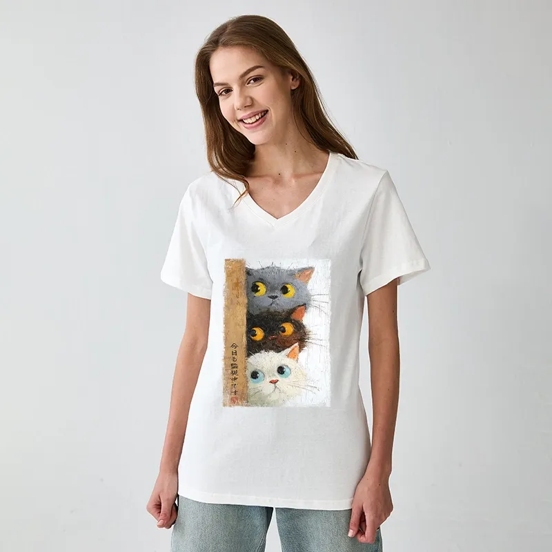 Tokyo-Tiger Three Cute Cats Watch You V-Neck Classic T-Shirt