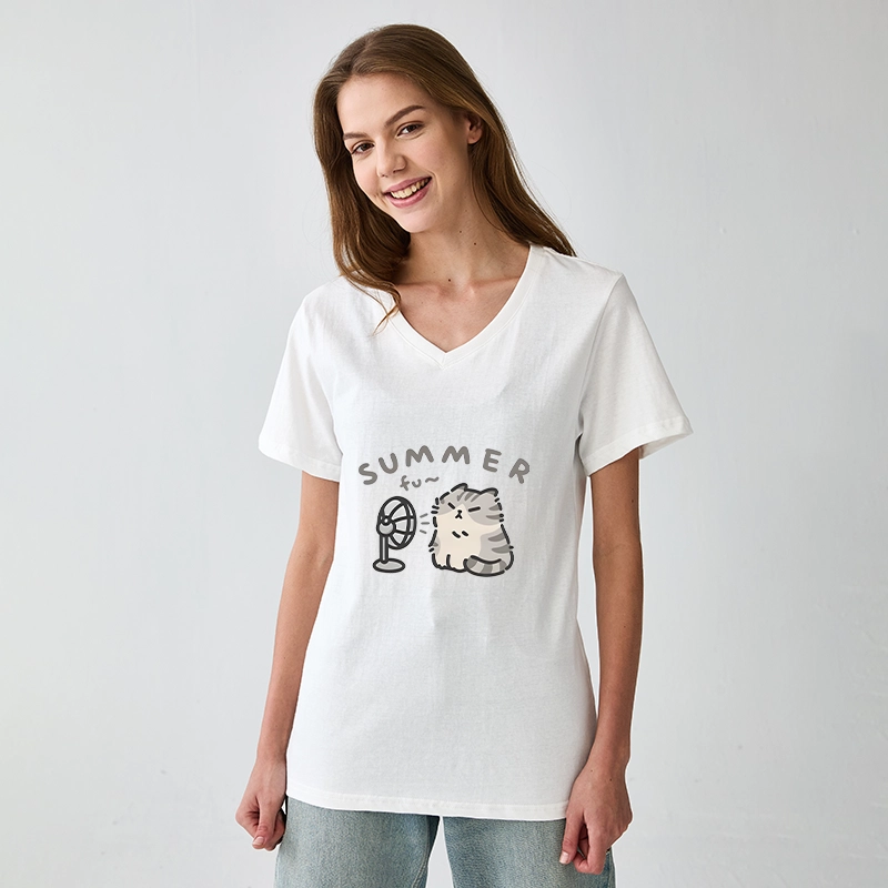 Tokyo-Tiger Summer Cat Chills With A Fan V-Neck Classic T-Shirt