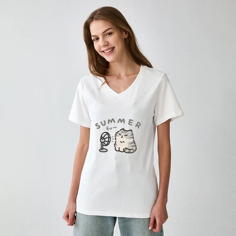Tokyo-Tiger Summer Cat Chills With A Fan V-Neck Classic T-Shirt