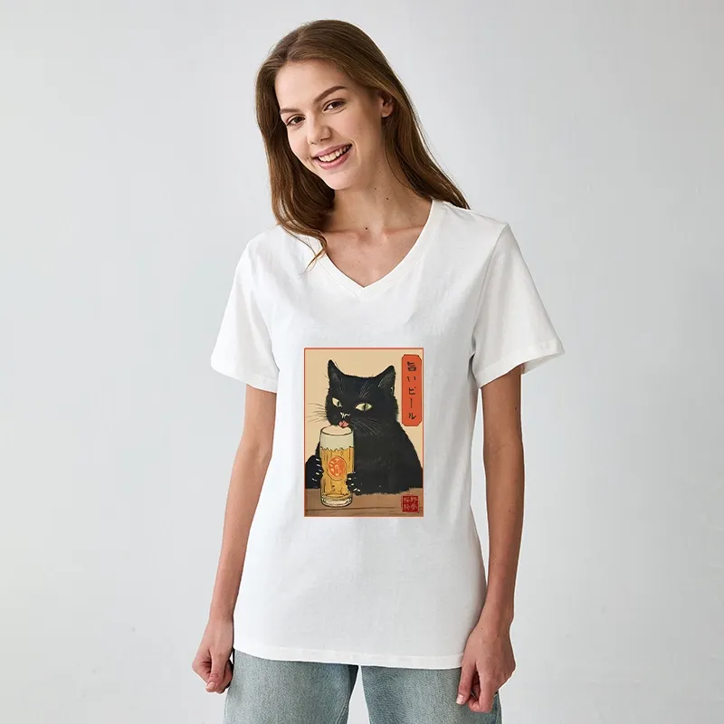 Tokyo-Tiger Cat Holding A Glass Of Beer V-Neck Classic T-Shirt