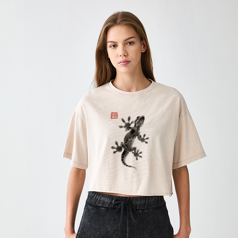 Tokyo-Tiger Minimal Asian Ink Brush Gecko Vibe Women's Washed Crop T-Shirt