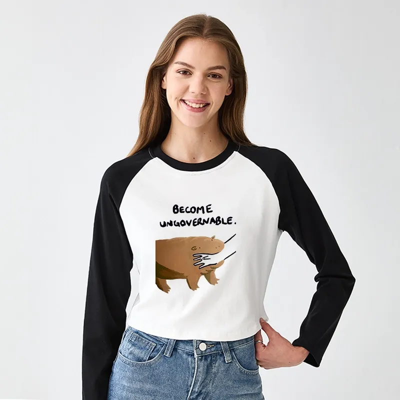 Tokyo-Tiger Moo Deng Bites Someone's Arm Women's Crop Raglan T-Shirt