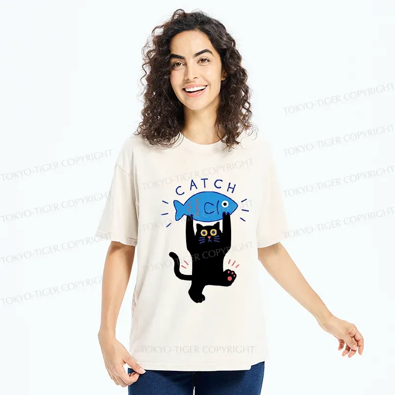 Tokyo-Tiger Cat Catching Fish Washed T-Shirt