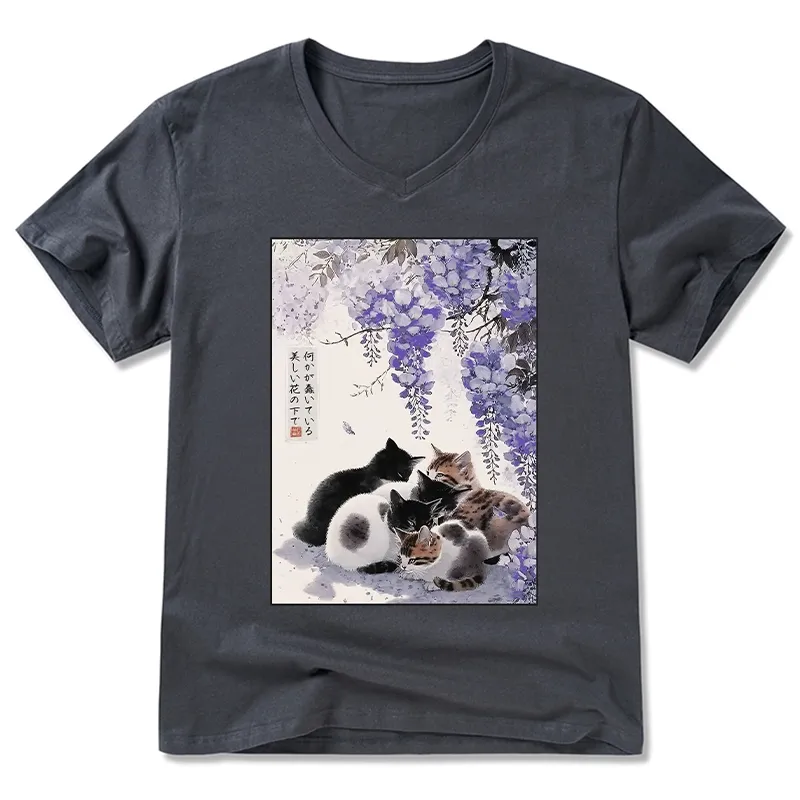 Tokyo-Tiger Cats plotting under the wisteria V-Neck Classic T-Shirt