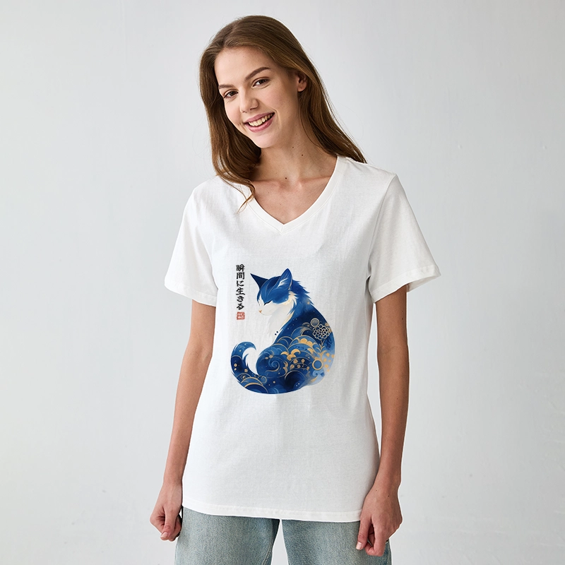 Tokyo-Tiger Retro Zen Cat: Living the Present V-Neck Classic T-Shirt
