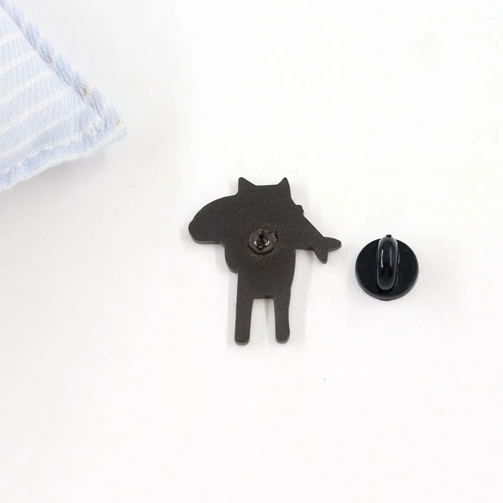 Tokyo-Tiger Funny Cat Eating Fish Pin