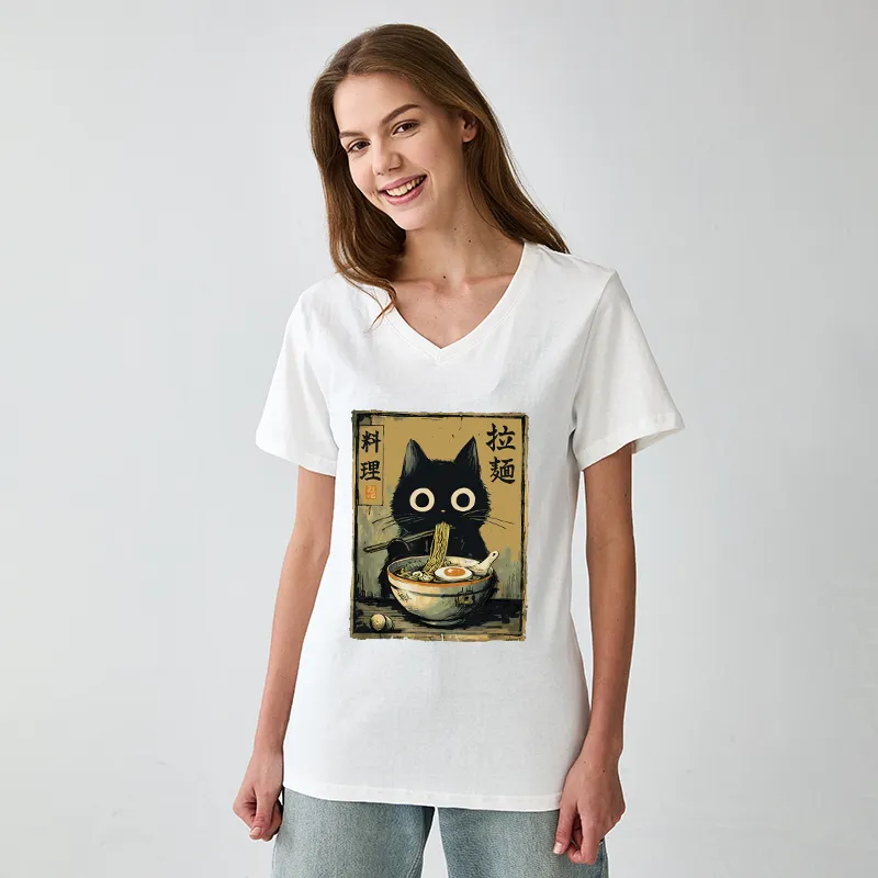 Tokyo-Tiger Cute Black Cat Eating Ramen Japan V-Neck Classic T-Shirt