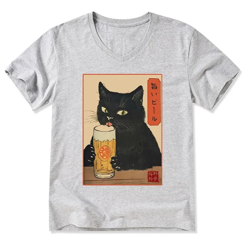 Tokyo-Tiger Cat Holding A Glass Of Beer V-Neck Classic T-Shirt