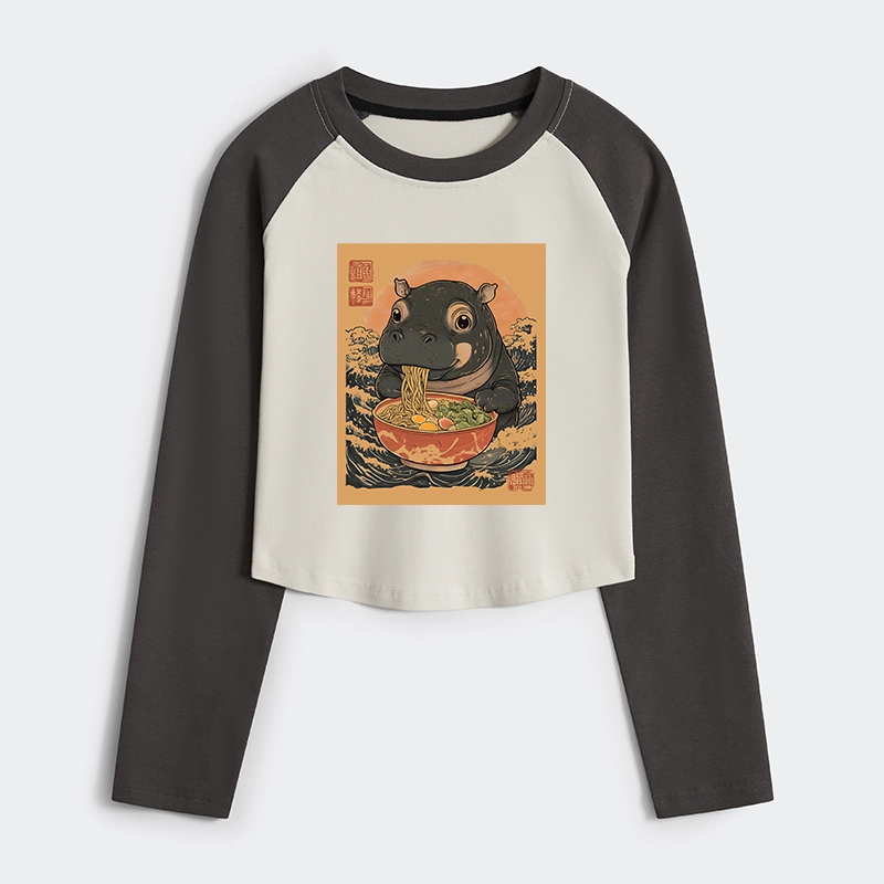Tokyo-Tiger Moo Deng Eat Ramen Women's Crop Raglan T-Shirt
