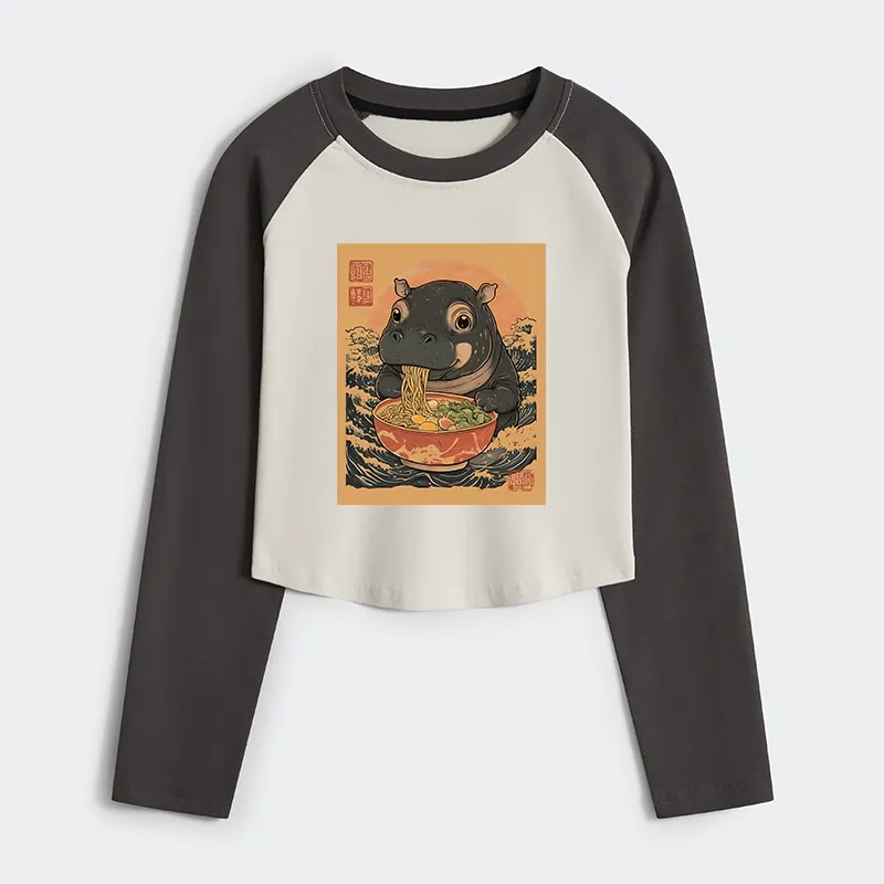 Tokyo-Tiger Moo Deng Eat Ramen Women's Crop Raglan T-Shirt