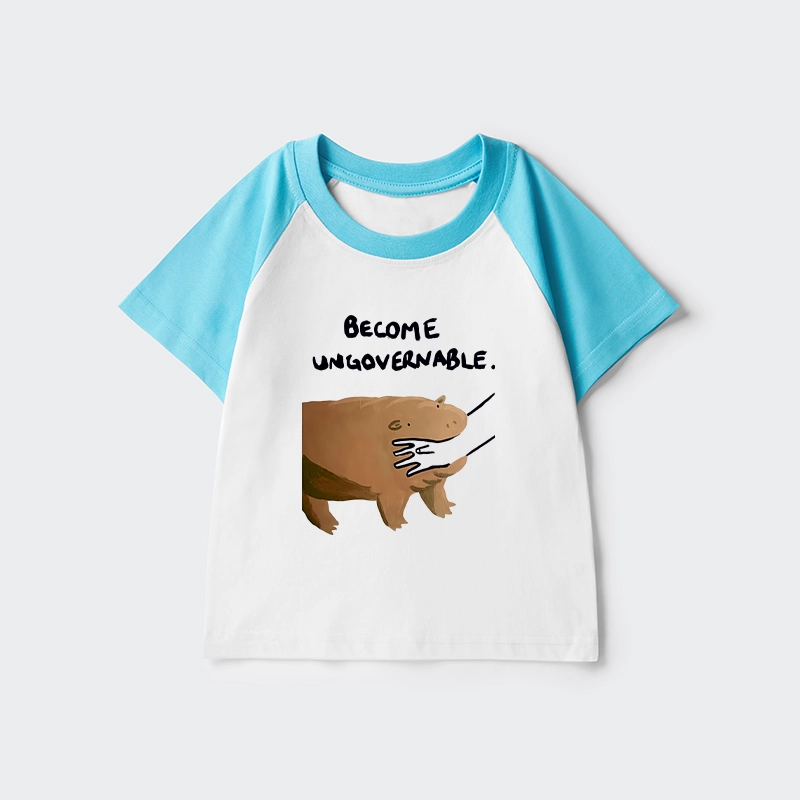 Tokyo-Tiger Moo Deng Bites Someone's Arm Kids Raglan T-shirt