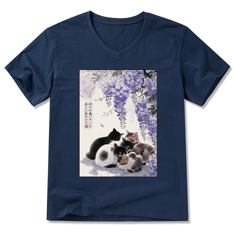 Tokyo-Tiger Cats plotting under the wisteria V-Neck Classic T-Shirt