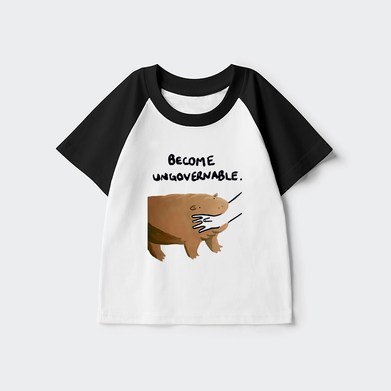 Tokyo-Tiger Moo Deng Bites Someone's Arm Kids Raglan T-shirt