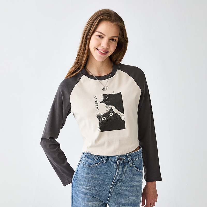 Tokyo-Tiger The Cat Is Watching Today Women's Crop Raglan T-Shirt