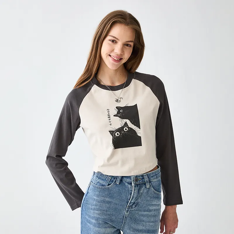 Tokyo-Tiger The Cat Is Watching Today Women's Crop Raglan T-Shirt