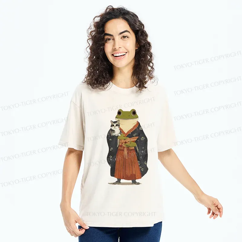 Tokyo-Tiger Frog Hugs Cat Washed T-Shirt