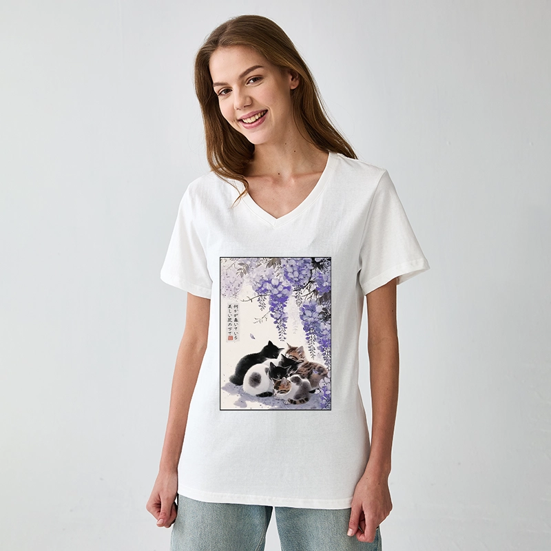 Tokyo-Tiger Cats plotting under the wisteria V-Neck Classic T-Shirt