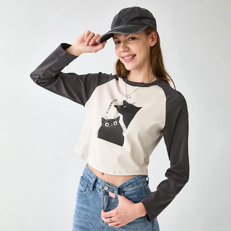 Tokyo-Tiger The Cat Is Watching Today Women's Crop Raglan T-Shirt