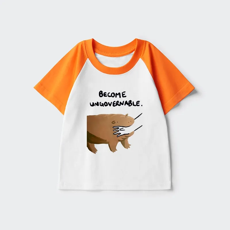 Tokyo-Tiger Moo Deng Bites Someone's Arm Kids Raglan T-shirt