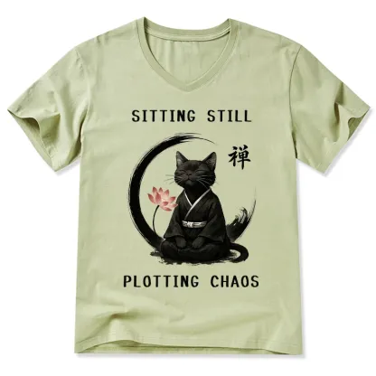 Tokyo-Tiger Sitting still  plotting chaos Calming Zen Cat Funny V-Neck Classic T-Shirt