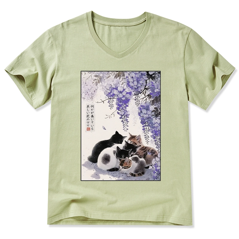 Tokyo-Tiger Cats plotting under the wisteria V-Neck Classic T-Shirt