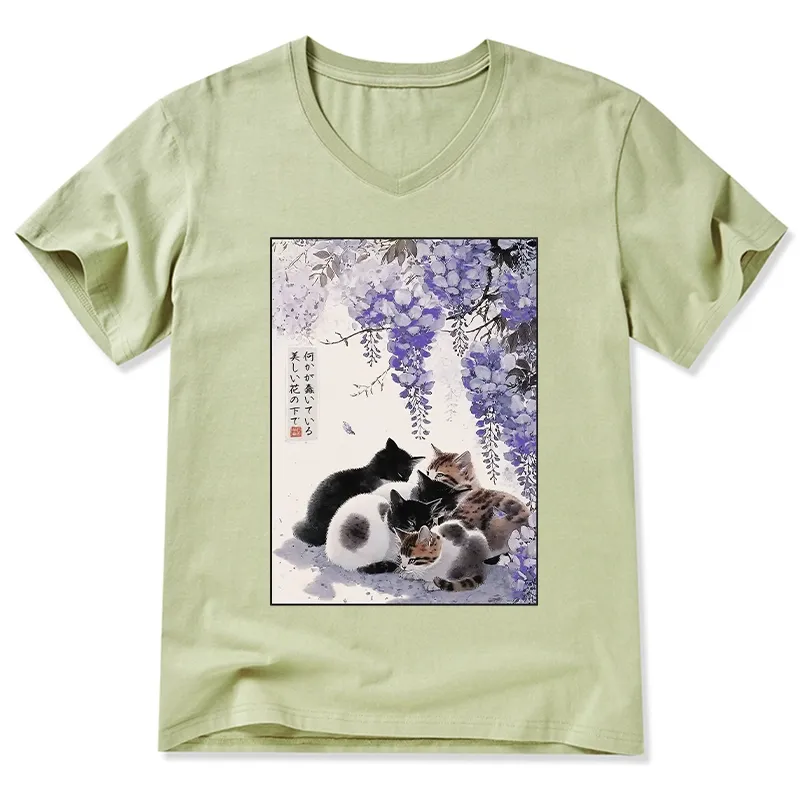 Tokyo-Tiger Cats plotting under the wisteria V-Neck Classic T-Shirt