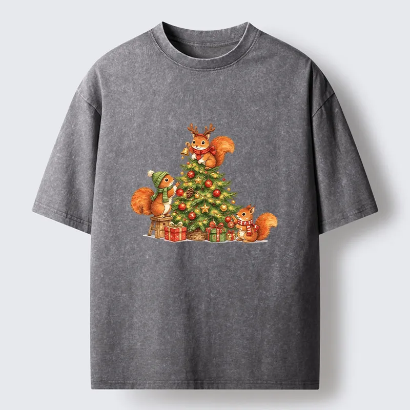Tokyo-Tiger Cute Squirrels Decorating Christmas Tree Washed T-Shirt
