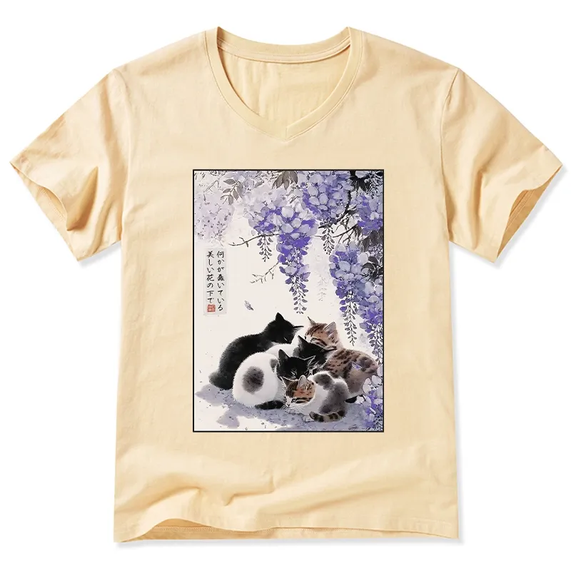 Tokyo-Tiger Cats plotting under the wisteria V-Neck Classic T-Shirt