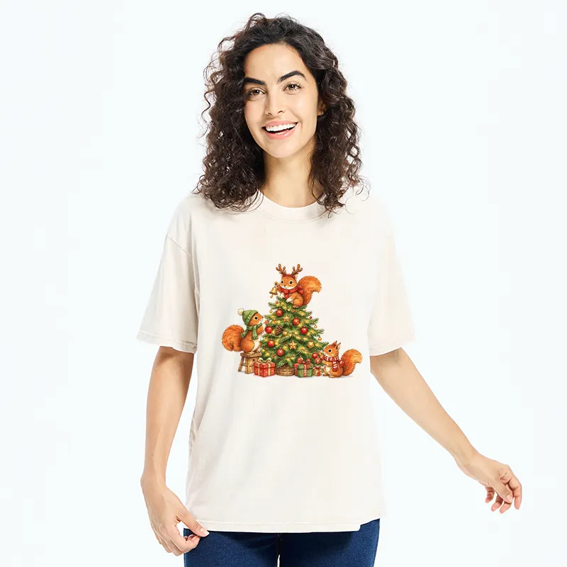Tokyo-Tiger Cute Squirrels Decorating Christmas Tree Washed T-Shirt