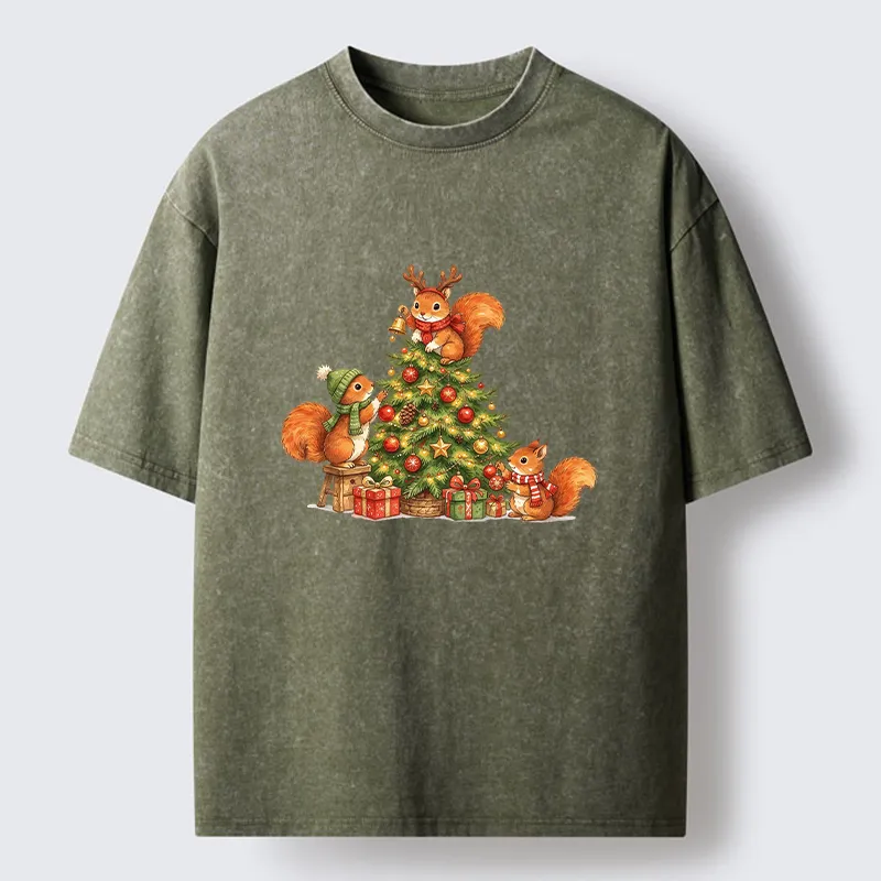 Tokyo-Tiger Cute Squirrels Decorating Christmas Tree Washed T-Shirt