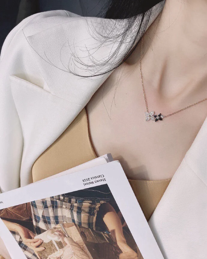 Buy replica Louis Vuitton Idylle Blossom Pendant Necklace-Two Flowers and replica jewelry from PICKS Jewelry