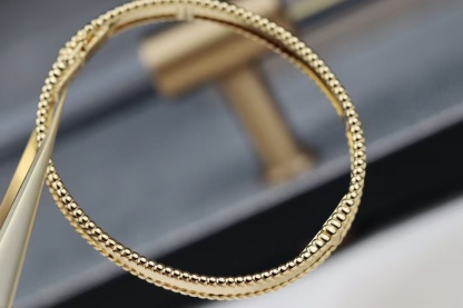 Buy replica Van Cleef & Arpels Perlée Signature Bracelet - Medium Bangle and replica jewelry from PICKS Jewelry